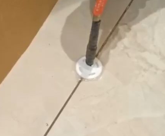 登封瓷砖空鼓维修公司专业解答瓷砖在铺贴过程中，如果没有涂抹均匀到位的粘结材料（如水泥砂浆或瓷砖胶），可能会导致以下问题